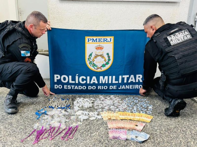 Adolescente é apreendido pela PM com mais de 1 kg de drogas em comunidade de Macaé