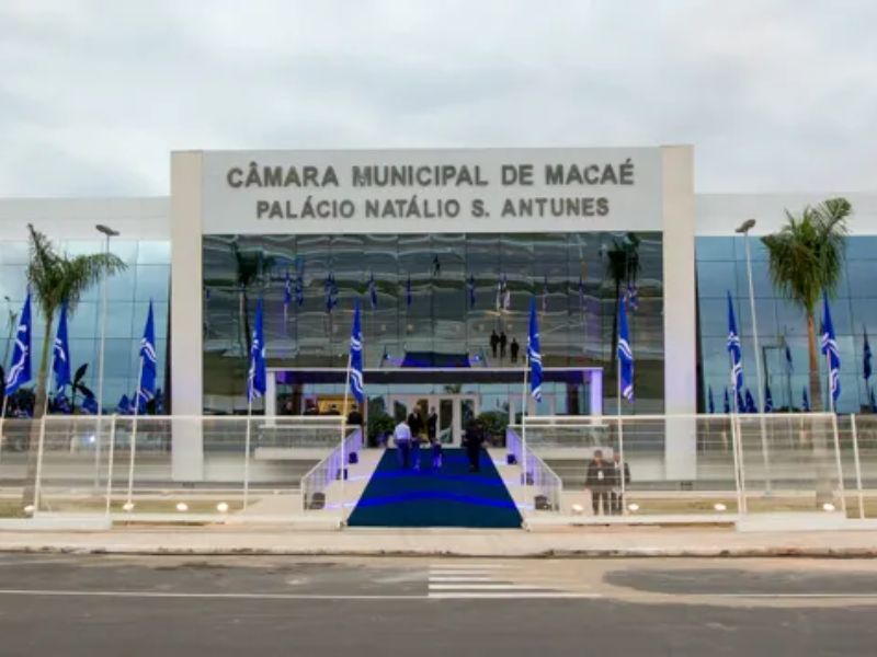 Apagão na Câmara durante debate com a Enel escancara problemas em Macaé