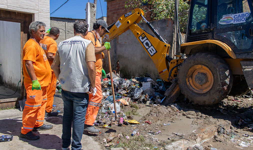 Cabo Frio enfrenta cenário crítico e retira toneladas de lixo de casa no Jardim Esperança
