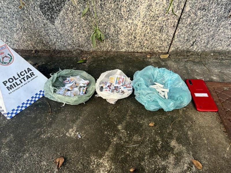 Ação da PM prende 3 homens por tráfico de drogas em bairro de Rio das Ostras