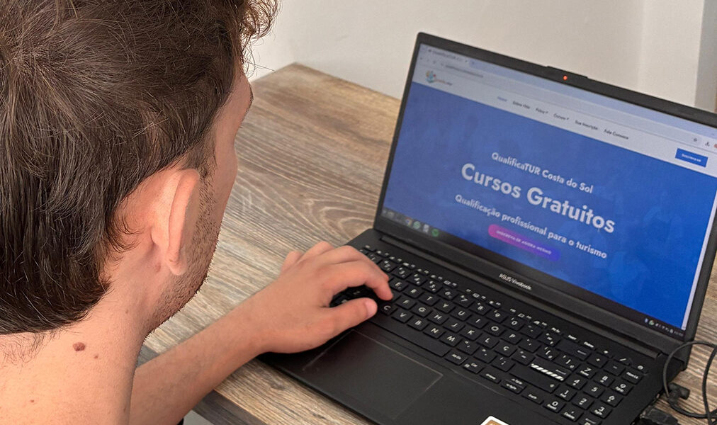 Programa de qualificação abre fase online em Búzios e mantém vagas em Arraial do Cabo