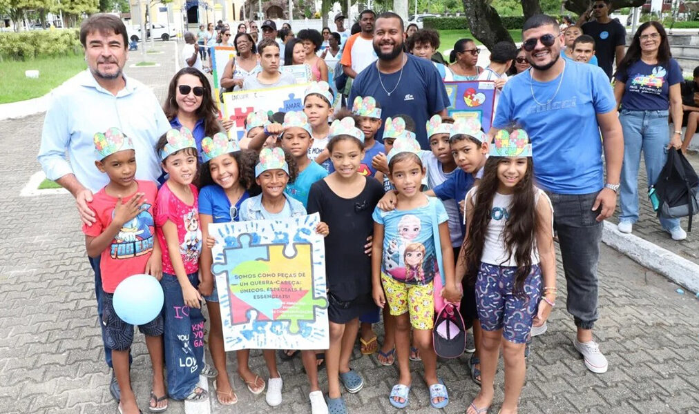 Caminhada destaca importância da inclusão de pessoas com autismo em Quissamã