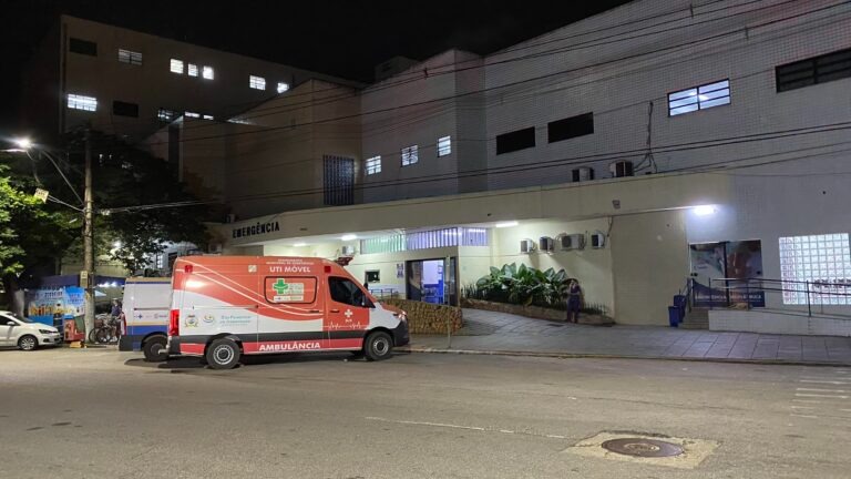 Briga de casal acaba com mulher presa após atingir o marido com faca em Campos