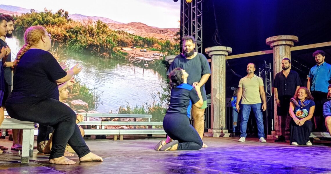 “A Verdadeira Luz” encanta público com encenação na Praia da Imbetiba