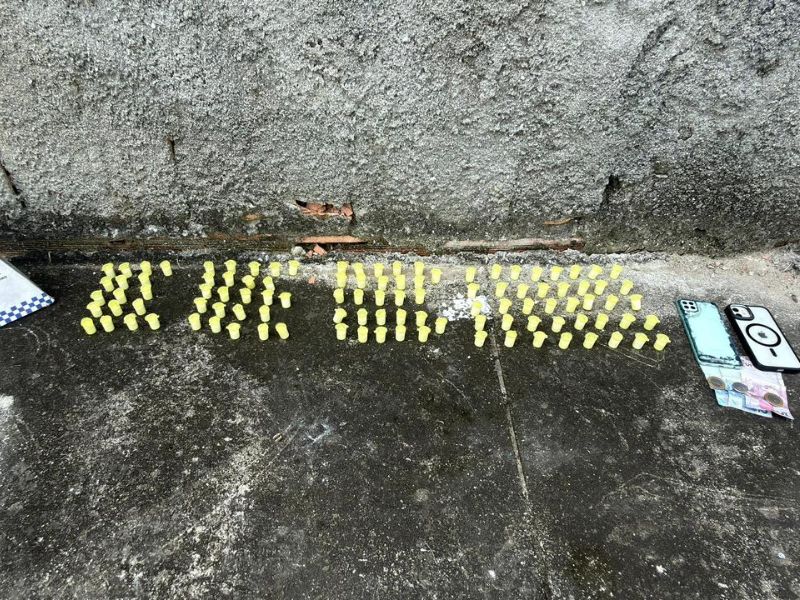 Ação da PM em Rio das Ostras prende 2 homens e 3 adolescentes por tráfico