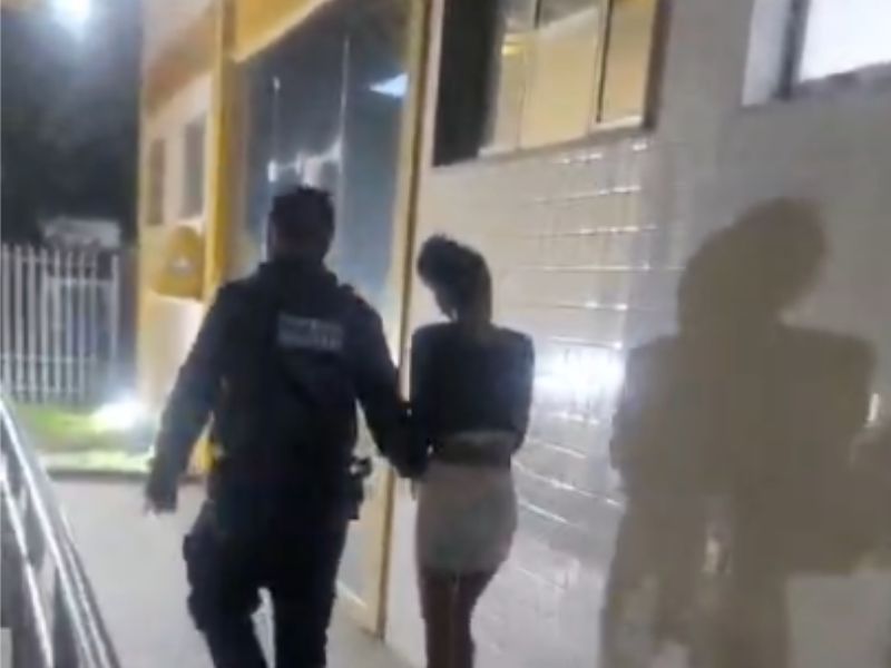 Polícia prende mulher com mandado em aberto por roubo em Casimiro de Abreu