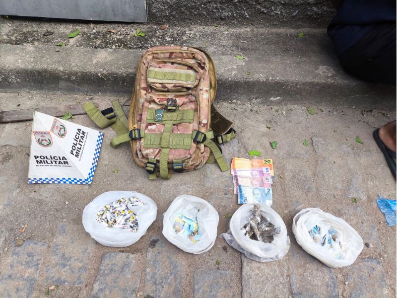 Polícia prende 2 homens por tráfico em resposta à denúncia em Rio das Ostras