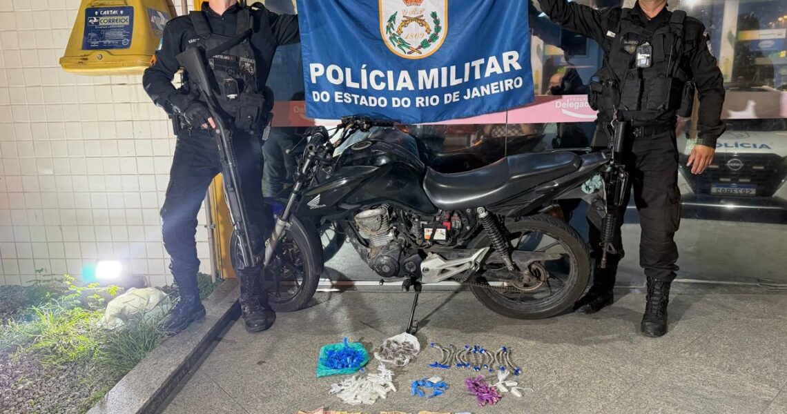 Homem de 26 anos com diversas anotações criminais é preso em Macaé após cerco policial