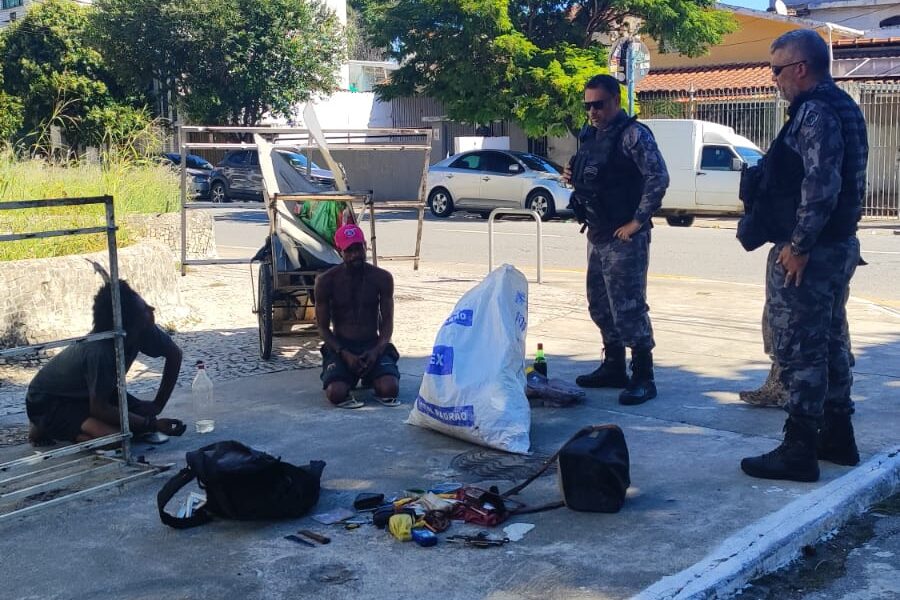 Tentativa de furto é frustrada e suspeitos são capturados em flagrante em Macaé