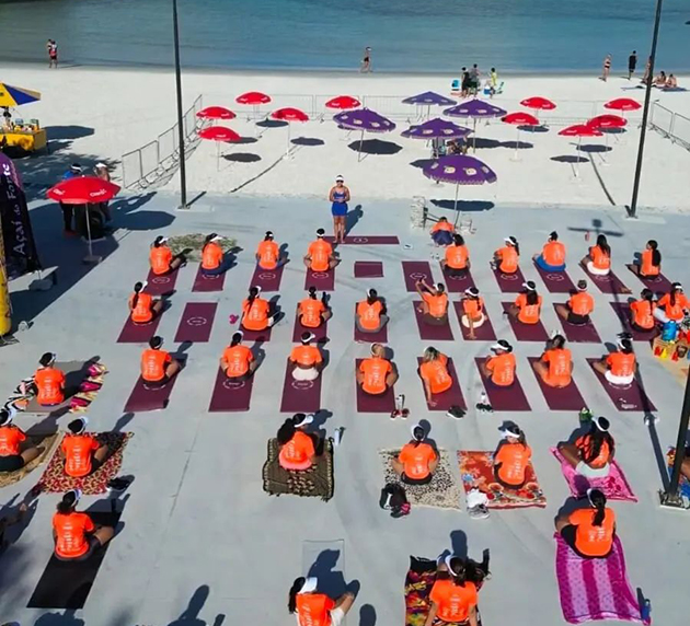 Canto do Forte recebe aula gratuita de yoga com terapia sonora em Cabo Frio