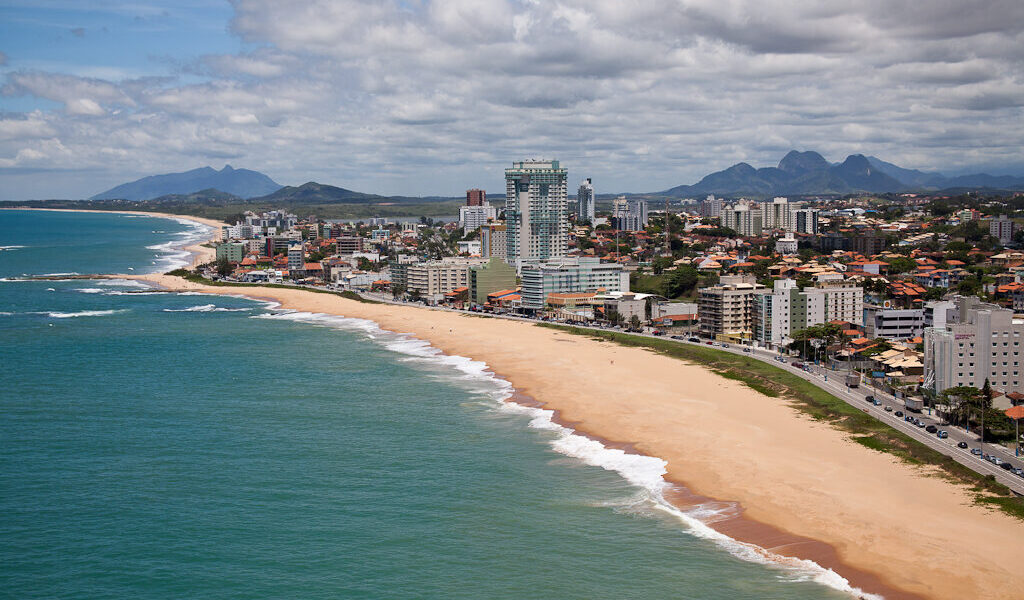 Buscas continuam após jovem sumir no mar de Macaé