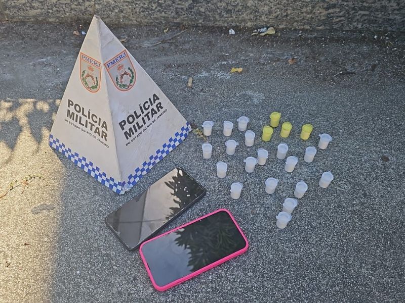 Dupla vendendo drogas em Rio das Ostras é presa pela PM após denúncia