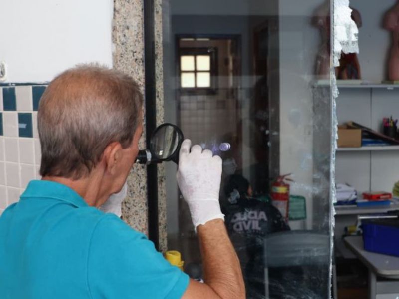 Escola é invadida e vandalizada por criminosos na madrugada em Rio das Ostras