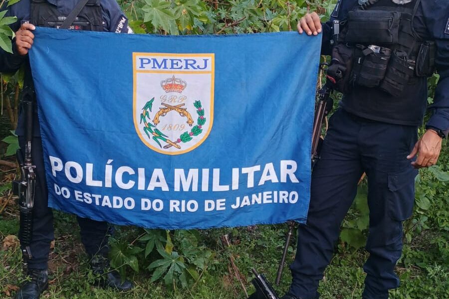 Denúncias levam PM a apreender armas e 67 porções de cocaína nas Malvinas em Macaé