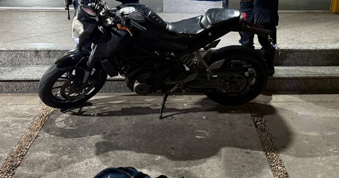 Moto roubada é localizada e material entorpecente apreendido em Macaé