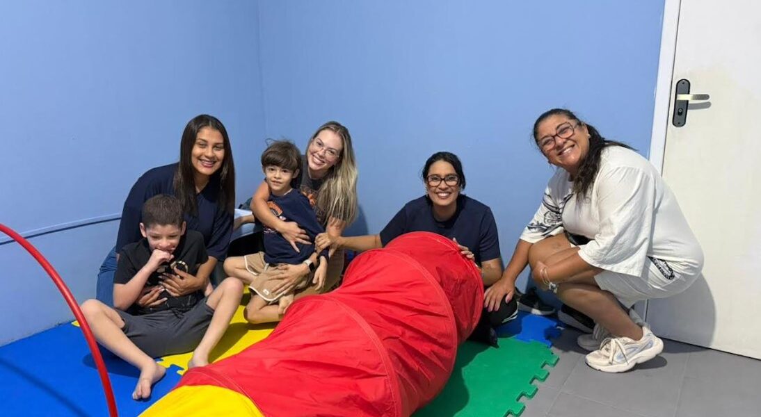 Atividades interativas incentivam socialização e comunicação espontânea entre crianças