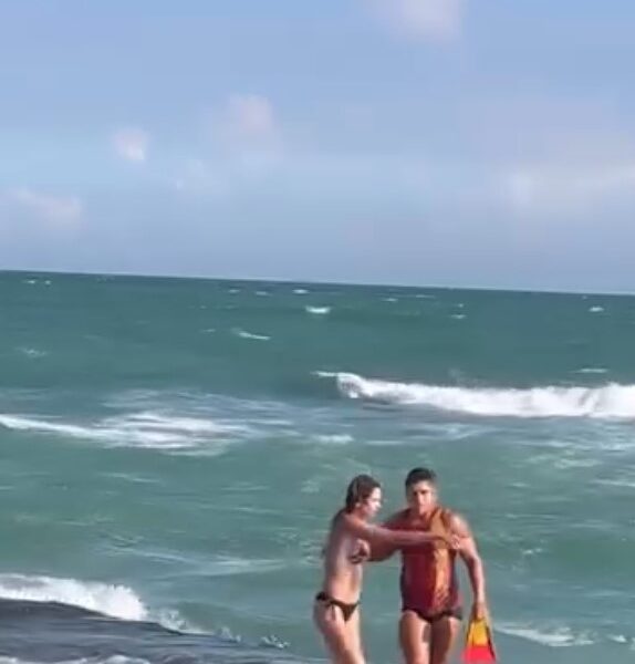 Salva-vidas realiza resgate de uma mulher em Macaé na Praia dos Cavaleiros