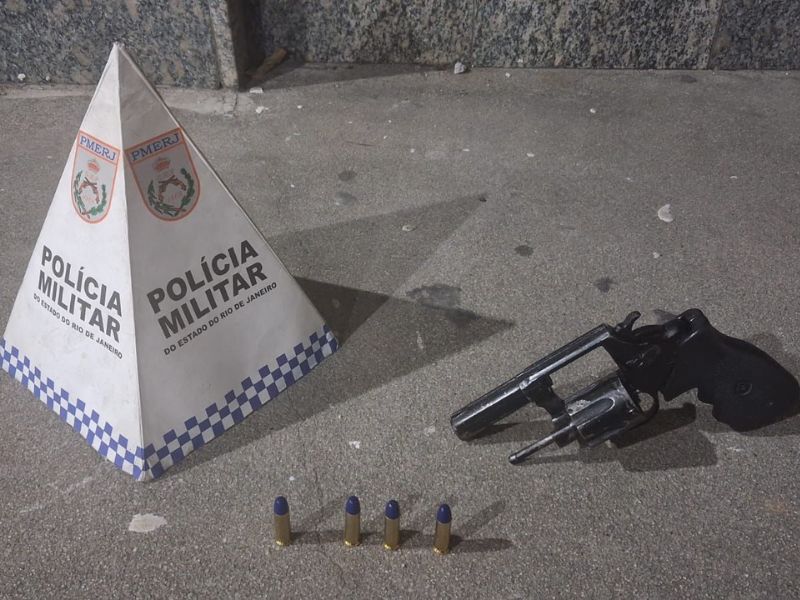 Homem é preso pela PM por porte ilegal de arma de fogo em Rio das Ostras