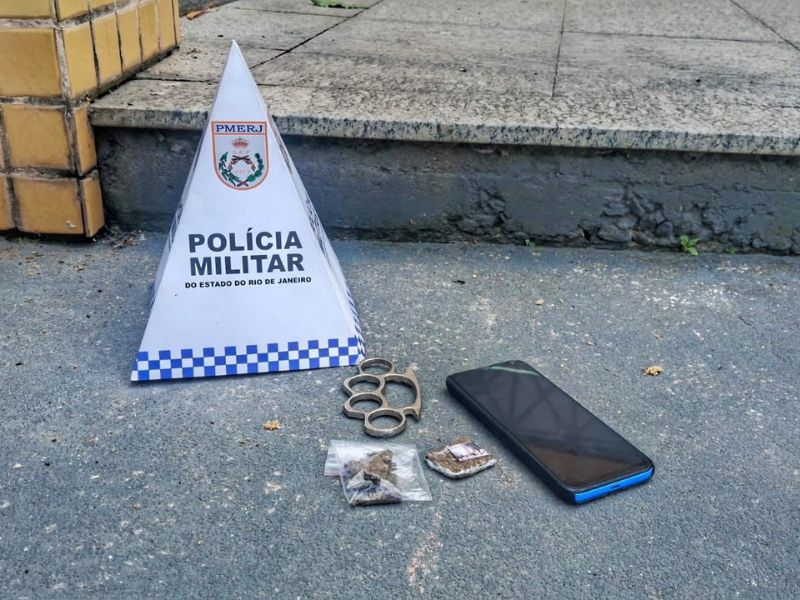 Polícia detém adolescente de 17 anos com drogas e arma branca em Silva Jardim