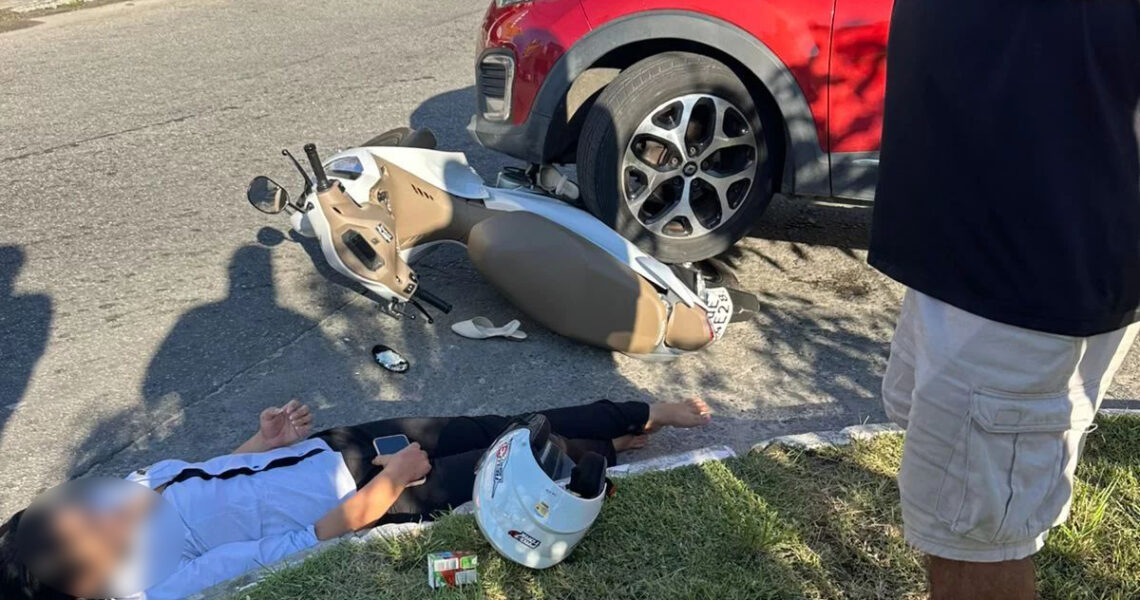Acidente entre carro e moto deixa ferida leve em avenida de Cabo Frio
