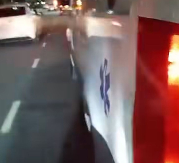 Ambulância quebra em ponte e motoboys ajudam a empurrar veículo até hospital em Cabo Frio