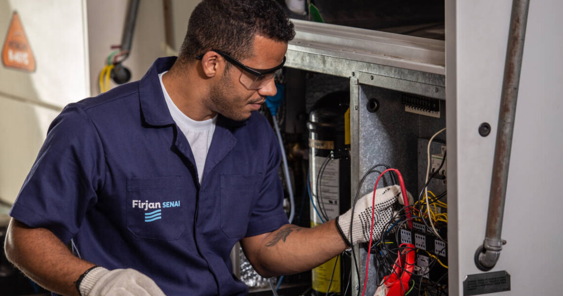 Firjan SENAI oferece cursos de capacitação profissional gratuita para Campos e Macaé