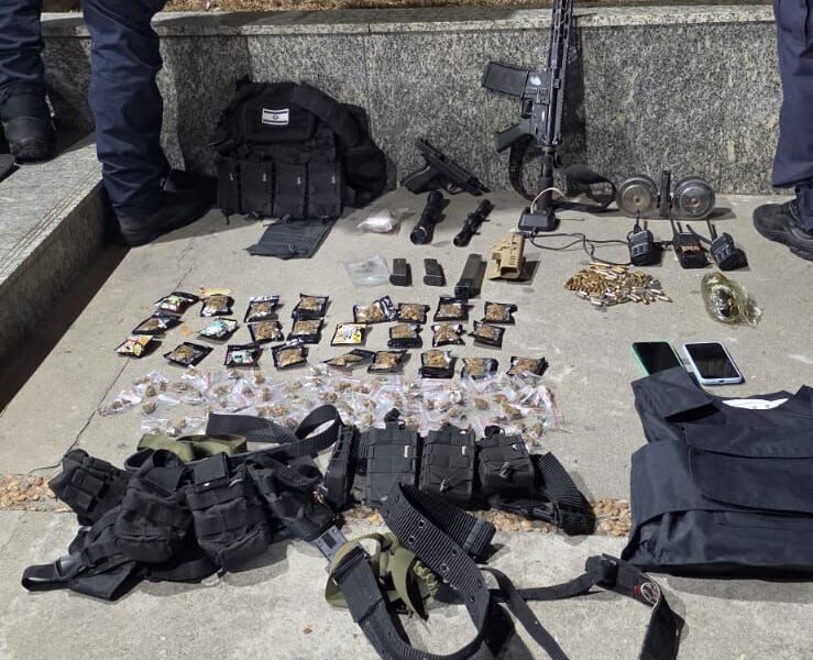 Denúncia anônima leva PM a apreender armas de guerra e entorpecentes em Macaé