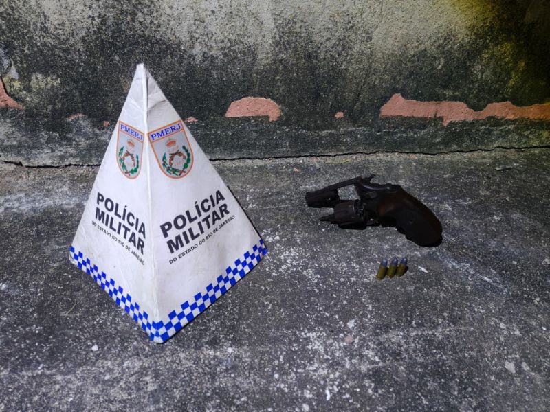 Polícia prende homem por porte ilegal de arma após denúncia em Rio das Ostras