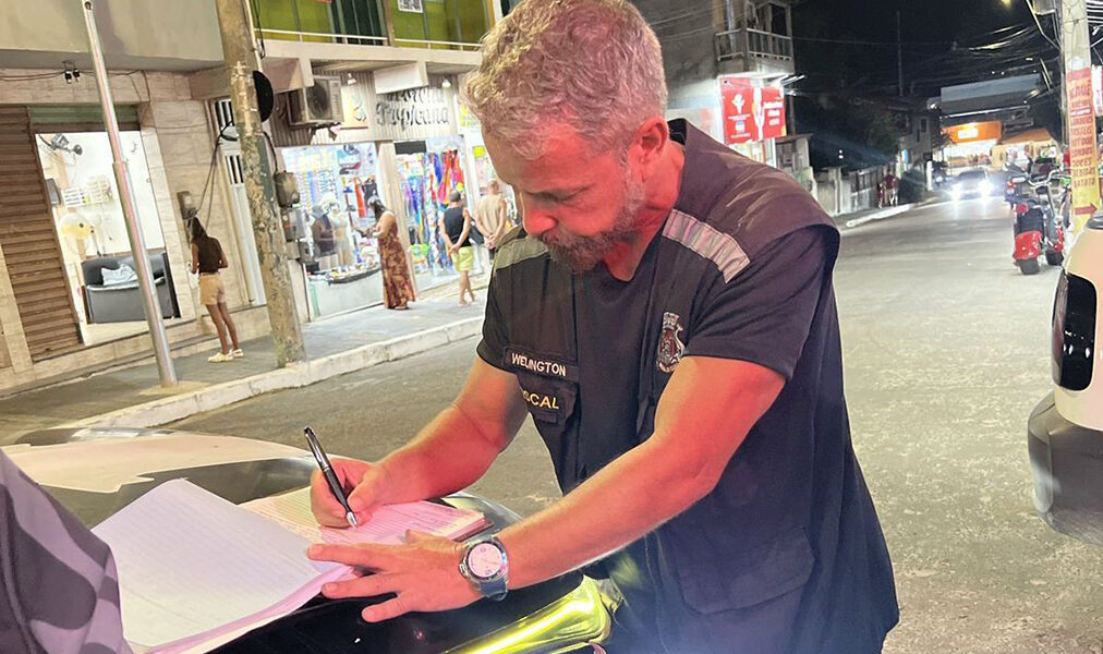 Fiscalização apreende equipamentos de som após denúncias na Praia Grande em Arraial do Cabo