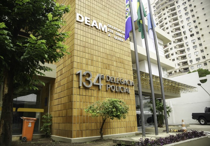 Homem é morto após criminosos invadirem casa à procura de dinheiro em Campos