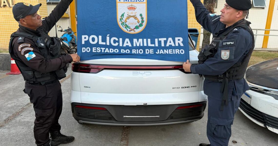 Agentes do 32º BPM recuperam veículo roubado e prendem motorista em Macaé