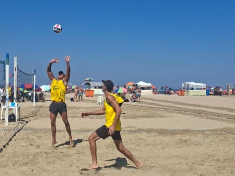 Rio das Ostras comemora título de atleta master em competição de vôlei de praia no Rio