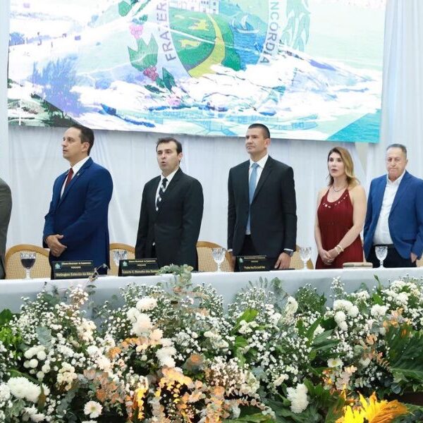 Sessão solene da Câmara de Saquarema é marcada por homenagens e pré-campanha