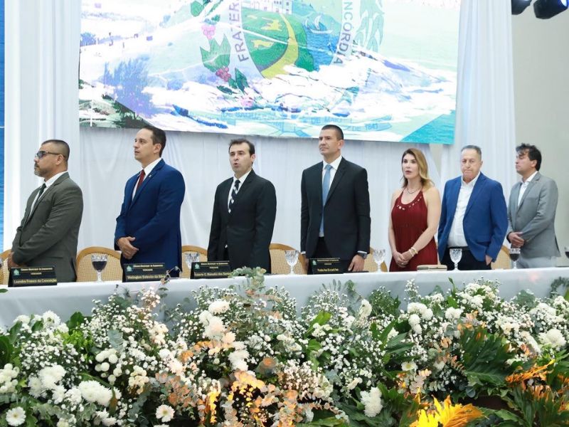 Sessão solene da Câmara de Saquarema é marcada por homenagens e pré-campanha