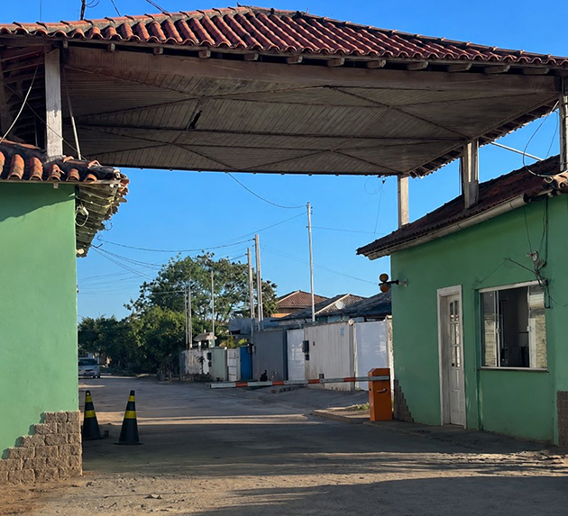 Portão no meio da rua agora virou caso de Justiça em Unamar