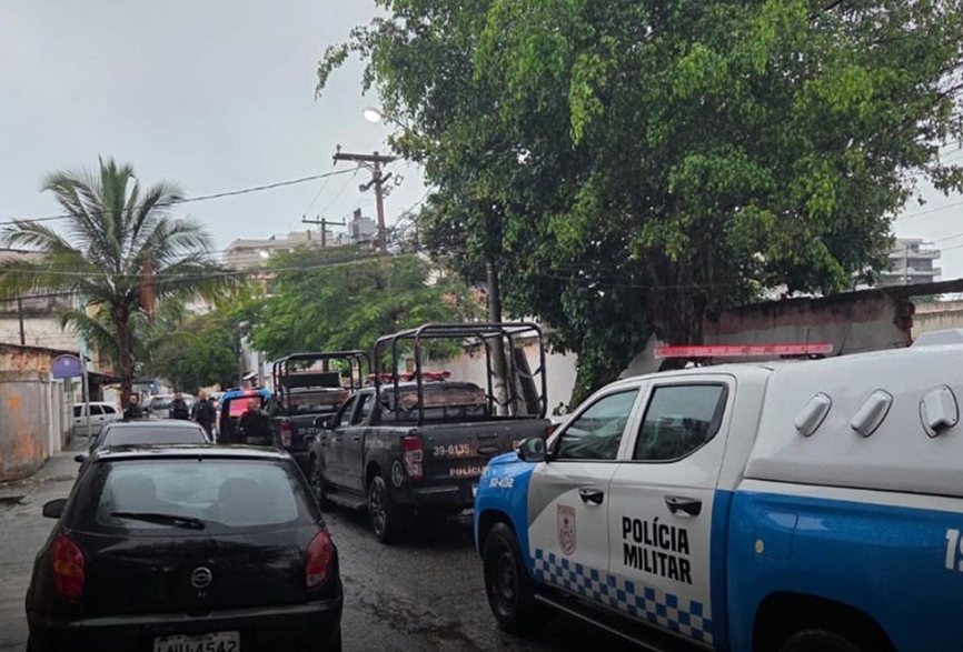 Cães da polícia entram em ação durante operação no Buraco do Boi, em Cabo Frio