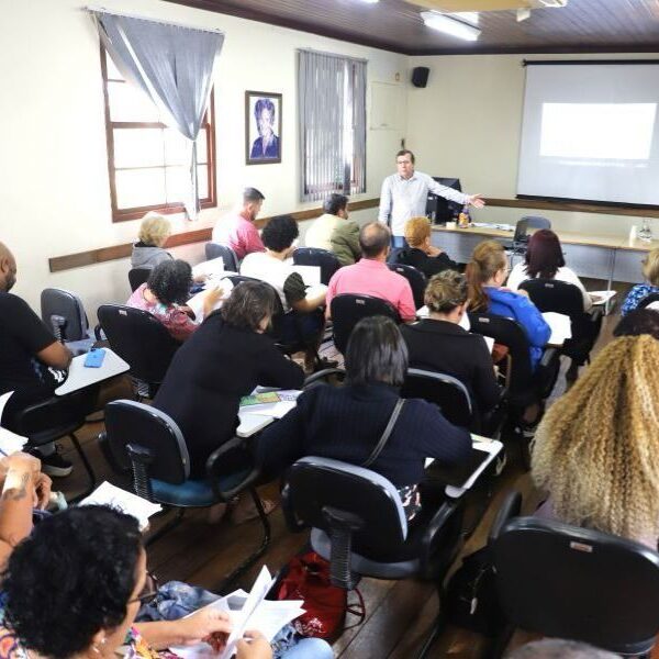 Microempreendedores de Rio das Ostras aprendem a usar IA na Semana do MEI