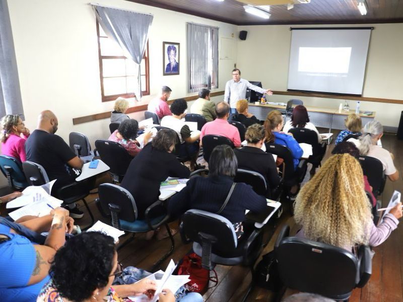 Microempreendedores de Rio das Ostras aprendem a usar IA na Semana do MEI
