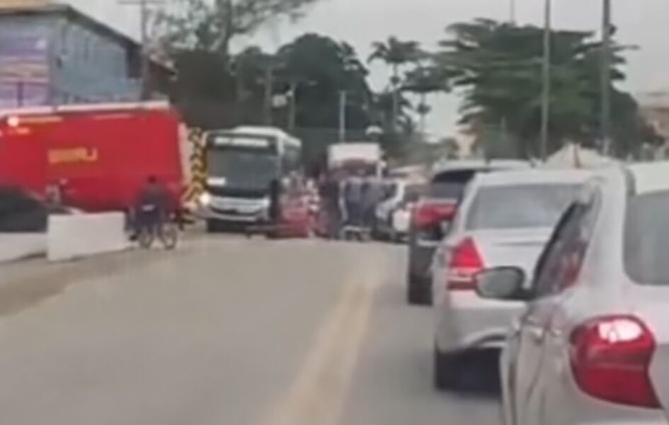 Impacto forte entre carro e moto provoca caos no trânsito em Iguaba