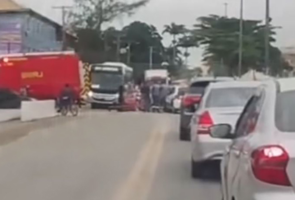 Impacto forte entre carro e moto provoca caos no trânsito em Iguaba