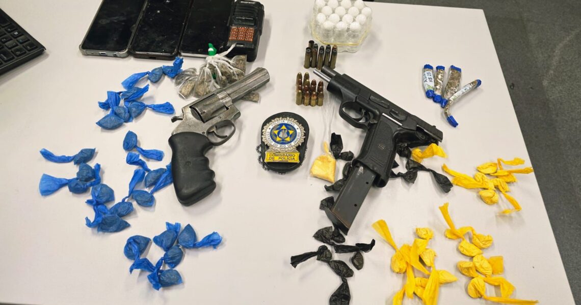 Polícia prende quarteto armado após troca de tiros em comunidade de Macaé
