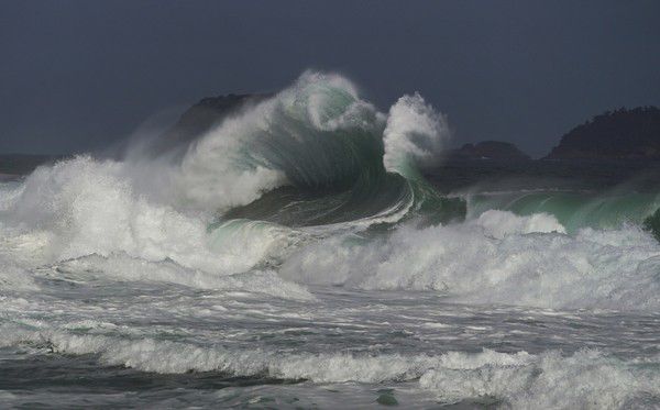 Ressaca mantém litoral do Rio em alerta com ondas de até 3 metros