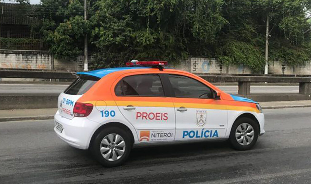 Trancada e ameaçada mulher é salva por agentes em Iguaba Grande