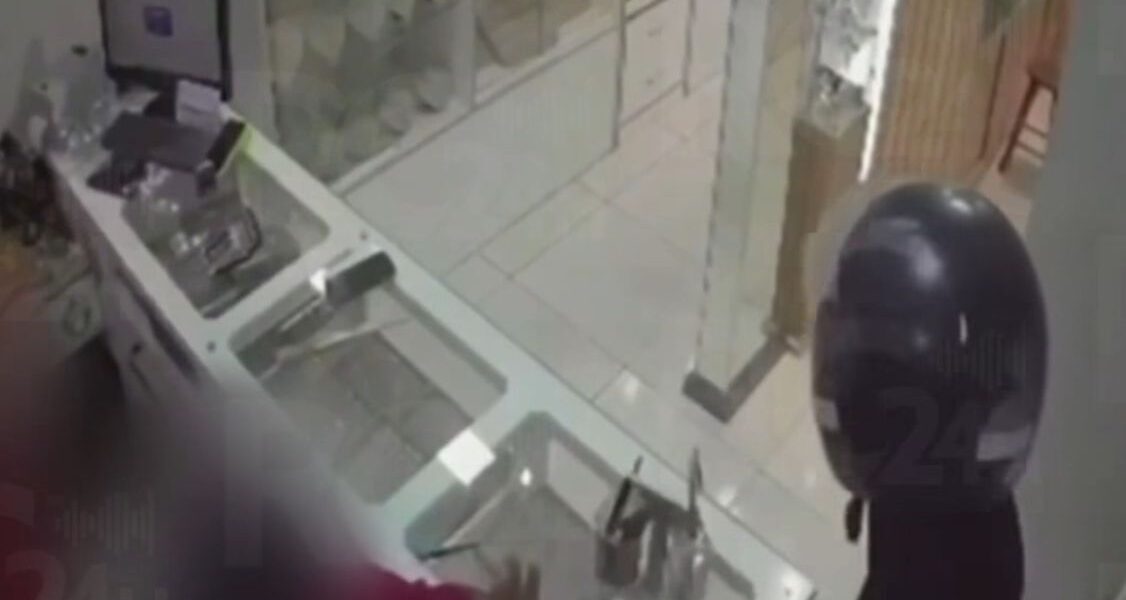 Dupla com capacete rende funcionários e foge após roubo em Araruama