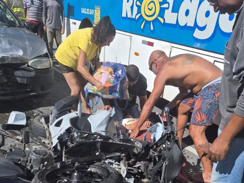 Acidente em Saquarema deixa 5 pessoas feridas após batida de carro e motos