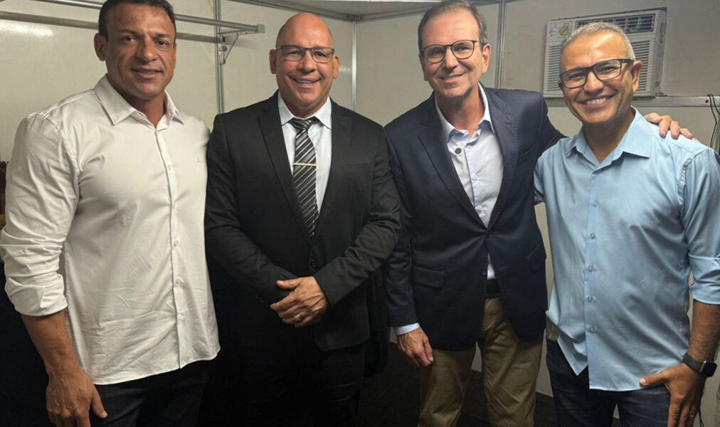 Paes cola em Arraial do Cabo e aniversário vira palco político