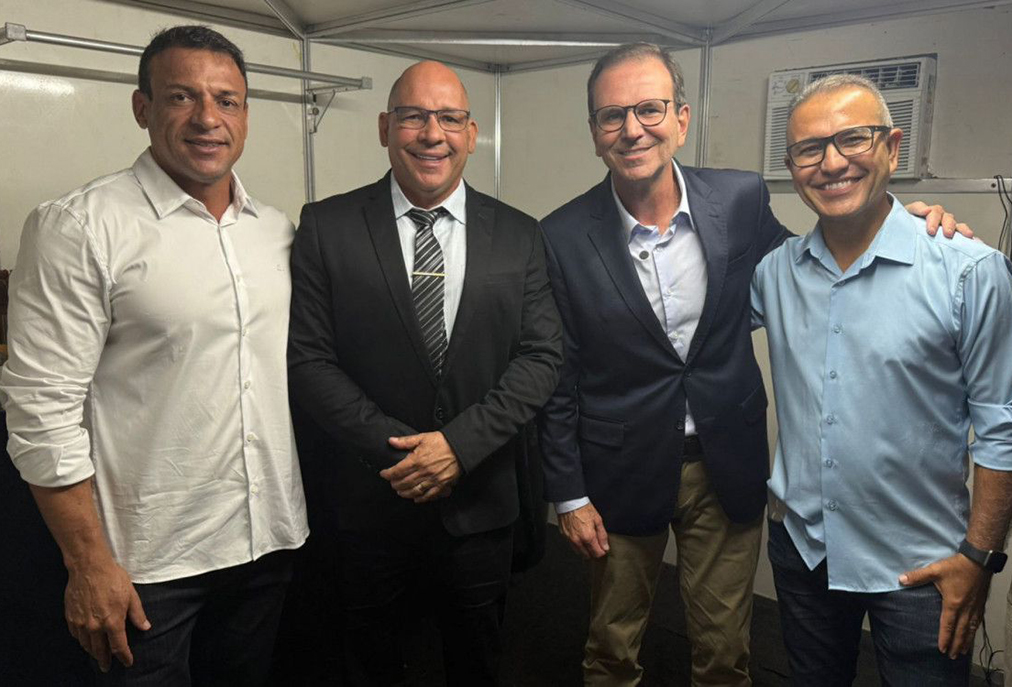 Paes cola em Arraial do Cabo e aniversário vira palco político