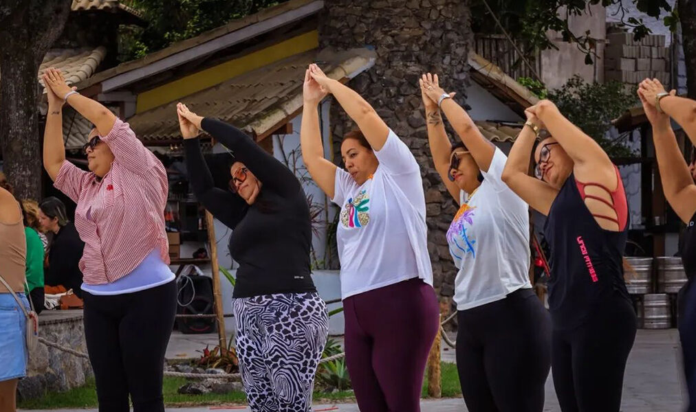 Cabo Frio celebra Dia do Assistente Social com aula de yoga no Canto do Forte