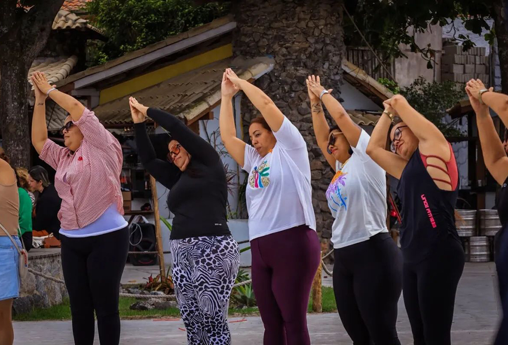 Cabo Frio celebra Dia do Assistente Social com aula de yoga no Canto do Forte