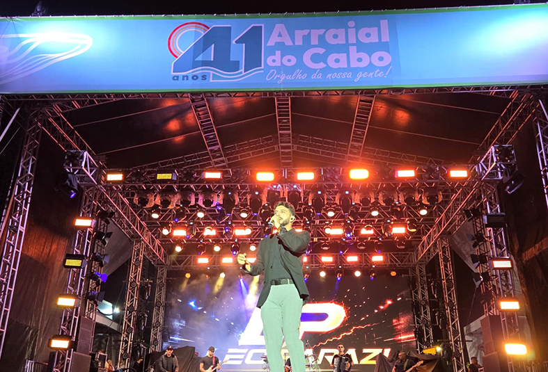 Arraial do Cabo tem noite de festa com show de Léo Foguete e público animado